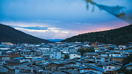 亚洲综合新区一区二区：极速穿梭未来都会与迷巷雨夜的竞逐之旅