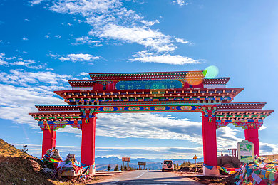 性中国少妇XXX:霓虹轨迹,她手握方向盘的都市诗篇-3