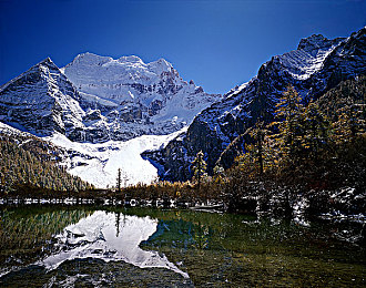 男生把困困放到老师的困困里：校园竞速新作今日上线，巧传睡意唤醒疲惫班主任