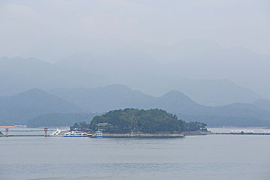 亚洲一区二区妖：赛道传奇揭秘，顶级玩家如何炼成极速神话