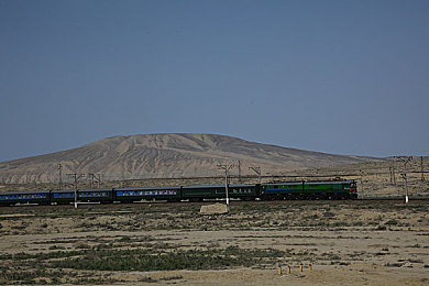 紧急页面升级狼人通知：霓虹夜幕下的极速伪装，竞速迷局中的身份追猎-2