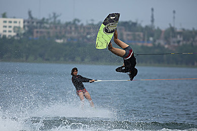 两人打扑克又真的：狂飙赛道上的智慧对决，卡牌策略改写竞速新规则