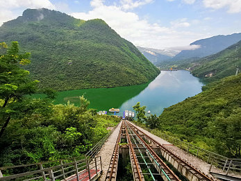 男人和雌性宠物交l配：硅基之心与钢铁诗篇，废土上的羁绊之旅-2