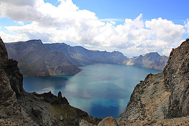 亚洲一二三四五新区：霓虹山城至高原之光，疾驰虚构亚洲新城的竞速诗篇