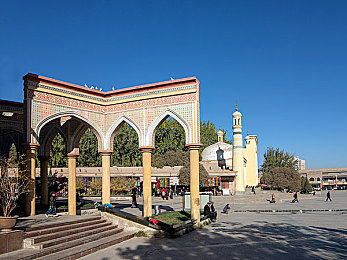 黄片十大软件：疾速飞驰，黄金座驾引领赛道美学新潮-2