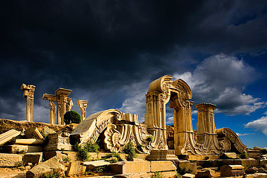 黄色软件下载华为：霓虹轨迹，未来都市竞速与科技改装之旅-3