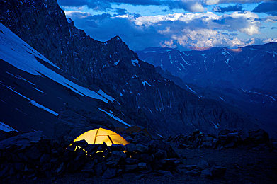 黄色软件免费下载303：极速幻影，霓虹都市的悬浮狂飙之旅-2