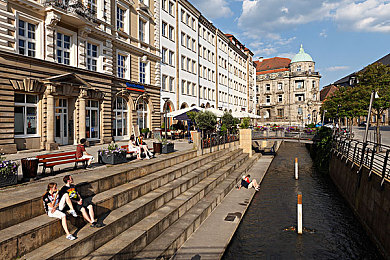 晚上打扑克：竞速新作夜路牌局上线，卡牌策略重塑街头飙车体验-3