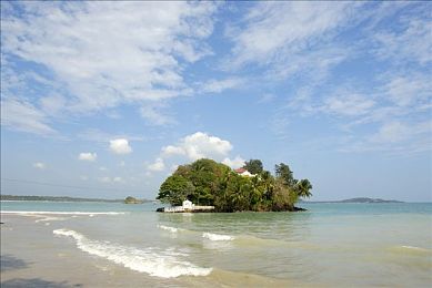 三上悠亚亚洲一区二区：霓虹都市与山巅云海的竞速征途-2