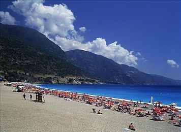 丰满理发店老太婆:复古发廊物语,在剪刀声中拼凑小镇尘封往事-3