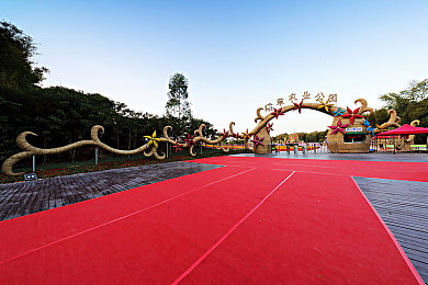 刷子刷美女班主任脚底心：竞速校园新挑战，精准操控解锁幽默隐藏彩蛋