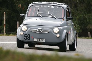 男生女生打扑克痛痛软件：极速牌局今日上线，卡牌策略与竞速驾驶开启全新对决体验-3