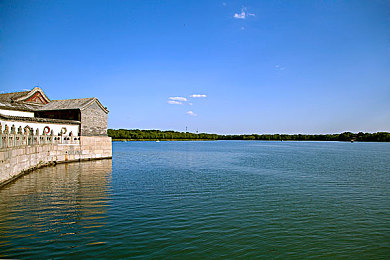 哈哈漫画登录：复古像素赛车狂飙，漫画赛道点燃竞速新激情-3