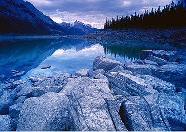 在床上打扑牌：极速幻牌全新上线，策略卡牌与竞速狂飙的融合盛宴-2