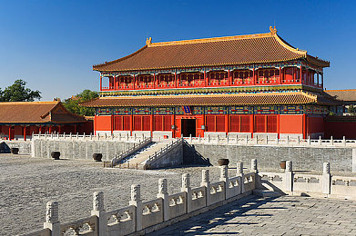 黄色软件在线观看：暖金飞驰，墨西哥暮光赛道艺术之旅