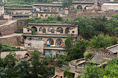 东京热成人app免费：霓虹夜幕下的疾驰与智斗