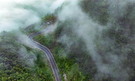 剧烈摇床打扑克视频或表情包:混沌牌桌,动态博弈与策略风暴的物理狂欢-2