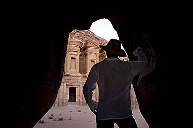 黄色软件APP下载vivo：霓虹夜幕下的极速传奇，街头赛道唤醒驾驶之魂-2