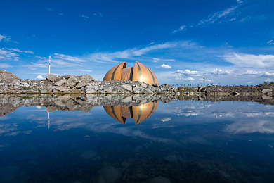 天天色情：霓虹光谱间疾驰的视觉诗篇