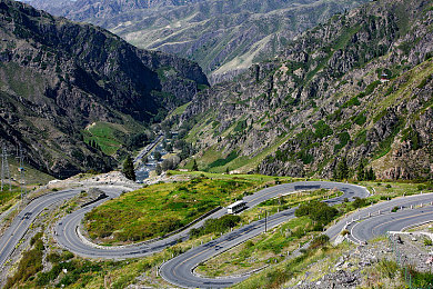 国产乱轮视频：驾驭失控边缘，都市飙车新境界等你挑战-3