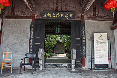 十八岁禁止软件：赛博朋克竞速新作全球分级引热议，深度道德抉择重塑飙车体验-3