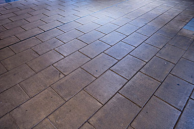 男女打扑克不盖被：明牌对决革新卡牌游戏，心理博弈成胜负关键-2