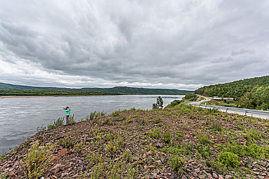 国产成人性综合：风驰电掣间，方向盘上的时代抉择与温度