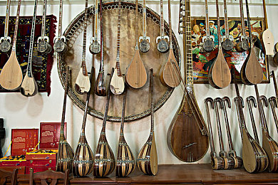 夜晚打扑克又疼又叫：极速狂飙暗夜牌局，体验赛道心理博弈的畅快对决