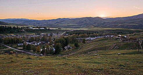 沈阳阿姨的最后巅峰：秋名山精神再现，退休女司机用国产改装车征服沈阳地下赛道-1