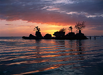 美女脱光衣服视频软件：霓虹幻影，数据剥离，未来赛道信息博弈-2