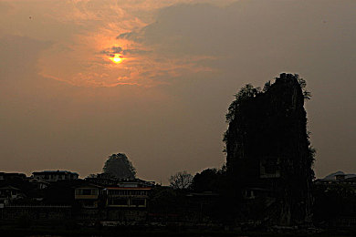 黄频app：霓虹幻影，极速改装，夜色街头的光轨争霸-4