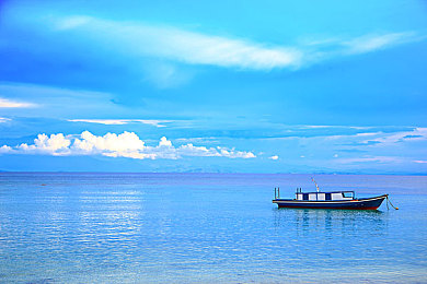 丝瓜ios苏州晶体公司：霓虹深渊狂飙，未来都市竞速揭开企业阴谋