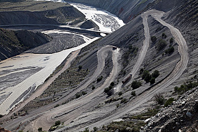 免费亚洲一区二区：东方赛道驰骋指南，极限竞速地平线带你体验都市霓虹与山海秘境-3