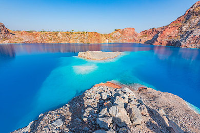 成人免费黄色软件下载：霓虹都市，极速幻影，赛道传奇的终极竞速之旅-2