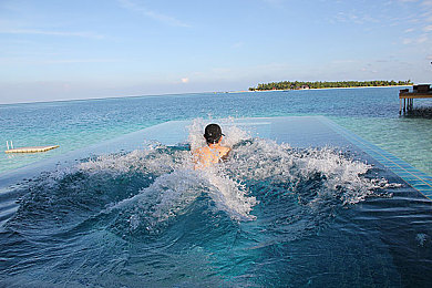 安徽乱子伦视频国产：驾驭未来风驰引擎，国产赛车游戏开启真实驾驶新纪元-1
