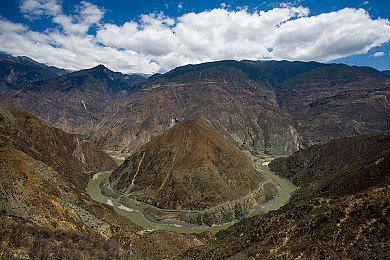 污污的黄色软件:泥泞与尘埃中疾驰的钢铁巨兽-2