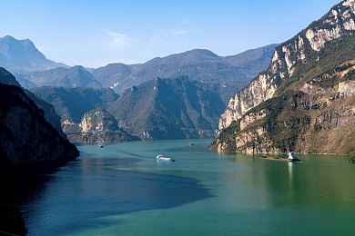 极端拳虐拳：暴力赛车新作引爆争议，赛道死斗融合近战格斗今日上线