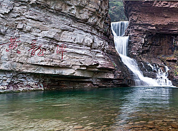 超级aV：未来竞速新作发布，极致物理与科幻赛道颠覆传统驾驶体验