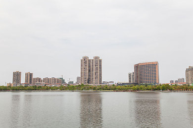 张丽和黑人：竞速新作今日发售，双人协作模式与深度羁绊叙事革新街头赛车游戏-1