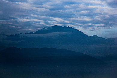男啪女的APP：节奏交响，指尖竞速，未来赛道上的拍打狂想曲