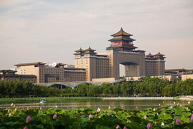 黄色APP3.03：霓虹像素赛车，复古竞速新体验，自定义改装征服多变赛道