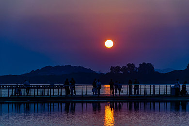 真人床上打扑克：极速狂飙融合卡牌对决，全新竞速游戏颠覆传统玩法-3