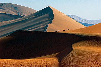 男同乐园黄色：《极速幻光》今日上线光谱街区，独家霓虹涂装与隐藏赛事揭秘