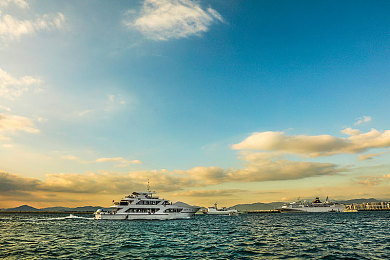 国产电影AV：极速光影领跑国产赛车，真实驾驶体验征服天门山赛道