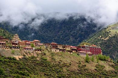 17C黑料:揭秘隐藏改装,探索赛车游戏的极限性能奥秘-2