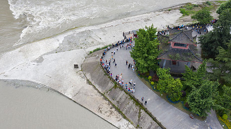 小男生困困放在小女生困困里：双车协作共渡难关，深度解析驾驶冒险游戏困困救援队