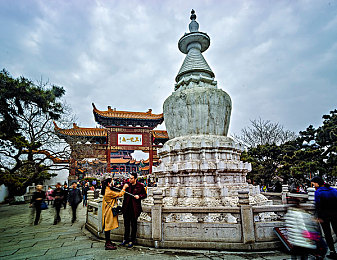 一捏胸一边亲一边摸下面：当指尖与引擎共鸣，与虚拟灵魂共舞的极速羁绊-3