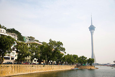 男男暴菊无套大学生：极速狂飙新作上线，夜间都市上演高风险竞速对决-2