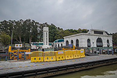 按摩师扒开小泬添我：霓虹车库的脉搏，赛道经络的指尖竞速艺术-2