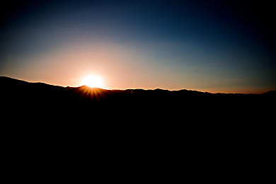 亚洲专区一区：霓虹弯道，樱花漂移，东方速度的诗意驰骋